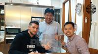 Marko Simic (kiri) menandatangani kontrak selama dua tahun bersama Persija. (Foto: situs resmi Persija)