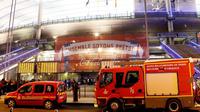 Dua mobil pelayanan darurat disiagakan di depan Stade de France saat berlangsungnya laga Prancis kontra Jerman, Jumat (13/11/2015) malam waktu setempat. (AFP PHOTO / Matthieu Alexandre)