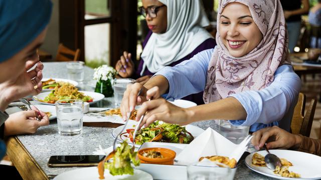 Keutamaan Memberi Makanan Buka Puasa