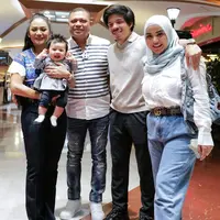 Pernikahan Atta Halilintar dan Aurel Hermansyah mendatangkan banyak berkah. Salah satunya, hubungan Raul Lemos dengan keluarga Anang Hermansyah menghangat. Suami Krisdayanti beberapa kali menerima kunjungan keluarga kecil Atta dan Aurel. Sejumlah momen memperlihatkan pengusaha asal Timor Leste itu berinteraksi dengan Ameena Hanna Nur Hatta alias Baby Ameena, Senin (25/7/2022). Seperti apa? (Foto: Dok. Instagram @krisdayantilemos).