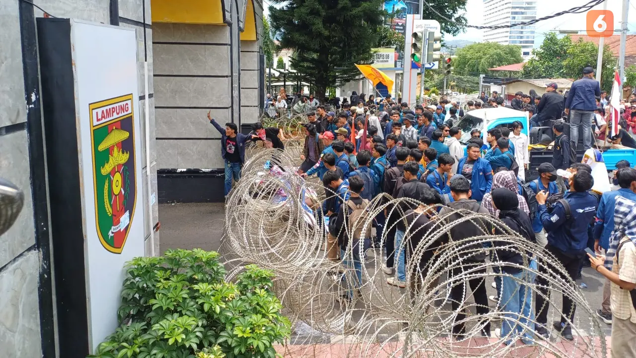 Seratusan aliansi mahasiswa Lampung menggelar unjuk rasa di depan DPRD Lampung. Foto : (Liputan6.com/Ardi).