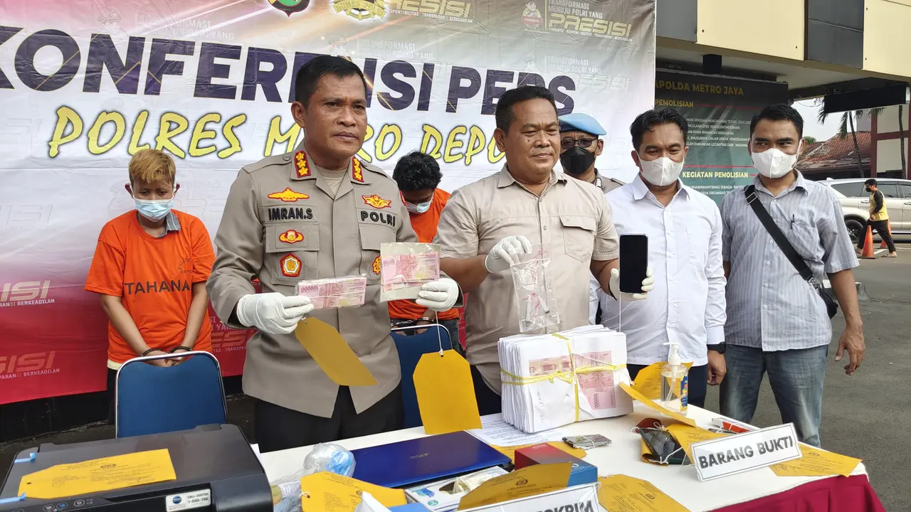 Kapolres metro Depok, Kombes Imran Edwin Siregar menunjukan barang bukti uang palsu dan ketiga ters Imran Edwin Siregar menunjukan barang bukti uang palsu dan ketiga tersangka pengedar uang palsu di Polres Metro Depok. (Liputan6.com/Dicky Agung Prihanto).
