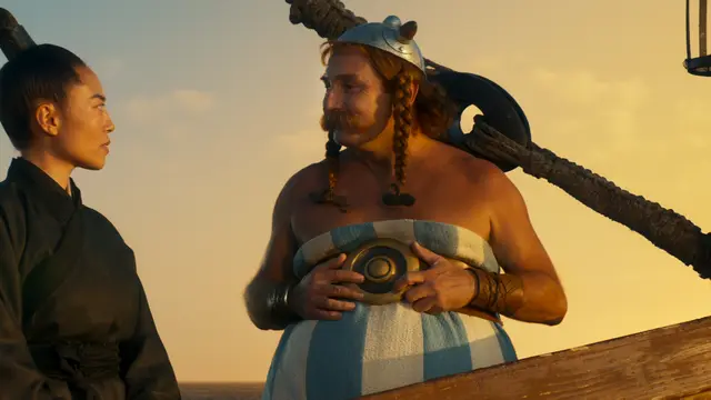Karakter Obelix dan Kah Rah Tay dalam scene film Asterix & Obelix: The Middle Kingdom.