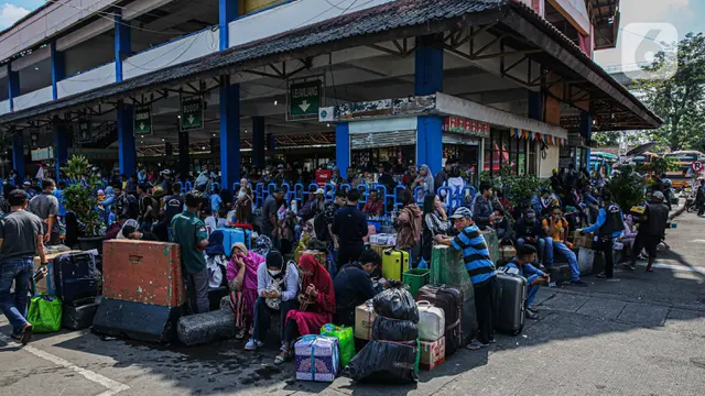 Pemudik Lebaran 2023 Mulai Padati Terminal Kampung Rambutan