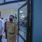 Wali Kota Bogor Bima Arya meninjau rumah sakit darurat untuk penanganan pasien Covid-19 di gedung asrama IPB, Bogor, Senin (9/8/2021). (Liputan6.com/Achmad Sudarno)