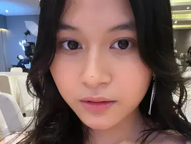Nasha Anaya, anak ketiga Pasha Ungu dari pernikahan pertama dengan Okie Agustina. Nasha Anaya kini sudah pintar berdandan. Nasha pintar berdandan dan parasnya tampil menawan ini curi perhatian. (Liputan6.com/IG/nasha.anayaa)