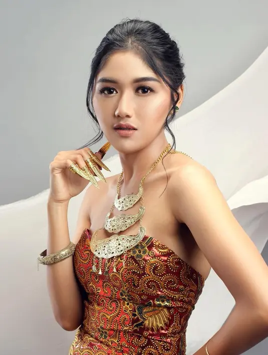 Masih dengan kain batik, tapi kali ini Erina Gudono mengenakannya dalam bentuk kemben. Agar tidak terlihat terlalu sederhana, Erina menambahkan aksesori berupa kalung yang panjang, nails art, gelang, dan anting-anting yang semuanya adalah emas. Rambutnya ditata bun dengan sedikit rambut disisakan di bagian depan sebagai pemanis.