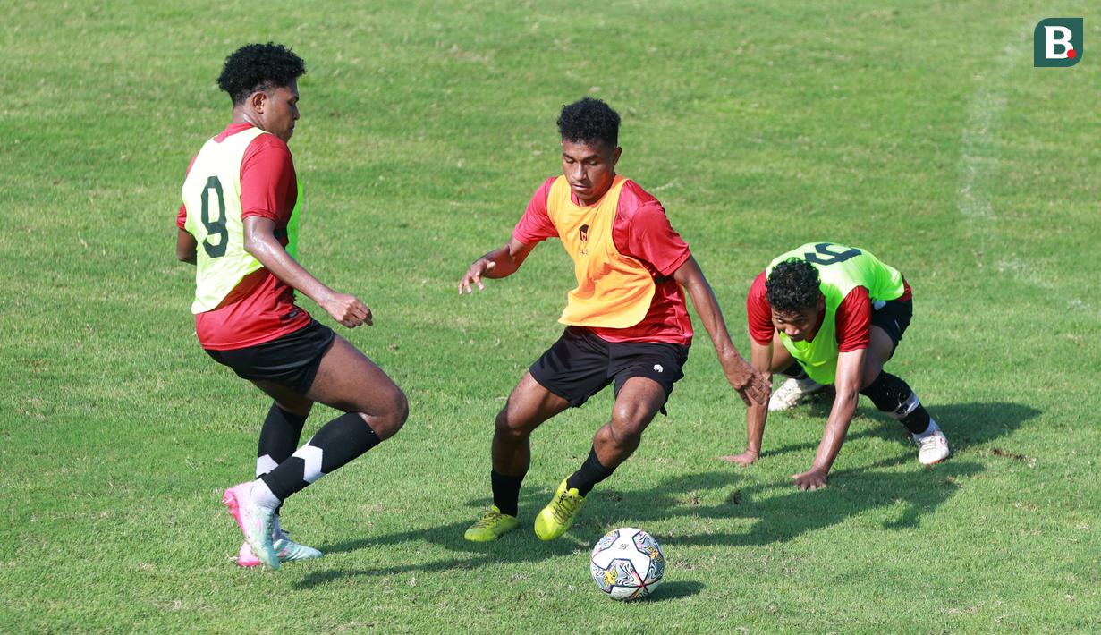 Pemain Timnas Indonesia U-22, Nick Numberi, berusaha melewati Braif Fatari saat sesi latihan jelang persiapan SEA Games 2023 di Lapangan A Senayan, Jakarta, Selasa (7/3/2023). (Bola.com/M Iqbal Ichsan)