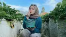 Mahasiswi UNPAD ini memang gaya tampilannya selalu pancarkan aura cantik. Momen mencium buah stroberi yang ia petik membuat Fhia kian memesona. Tak heran, foto cantik Fhia saat memetik stroberi ini banjir like dan komentar dari netizen. (Liputan6.com/IG/@alifhiafitri)