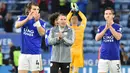 Manajer Leicester City Brendan Rodgers (tengah) dan pemainnya Caglar Soyuncu (kiri) serta Ben Chilwell (kanan) usai menghadapi Newcastle United pada pertandingan Liga Inggris di Stadion King Power, Leicester, Inggris, Minggu (29/9/2019). Leicester membantai Newcastle 5-0. (AP Photo/Rui Vieira)