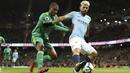 Striker Manchester City, Sergio Aguero, berebut bola dengan pemain Watford, Christian Kabasele, pada laga Premier League 2019 di Stadion Etihad, Sabtu (9/3). Manchester City menang 3-1 atas Watford. (AP/Martin Rickett)