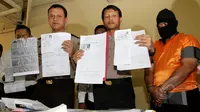 Aparat kepolisian menunjukan sejumlah berkas saat rilis kasus penipuan Wedding Organizer di Mapolres Jakarta, Barat, Senin (25/5/2015). Kerugian akibat penipuan jasa resepsi pernikahan tersebut mencapai Rp. 1,6 miliar. (Liputan6.com/Johan Tallo)