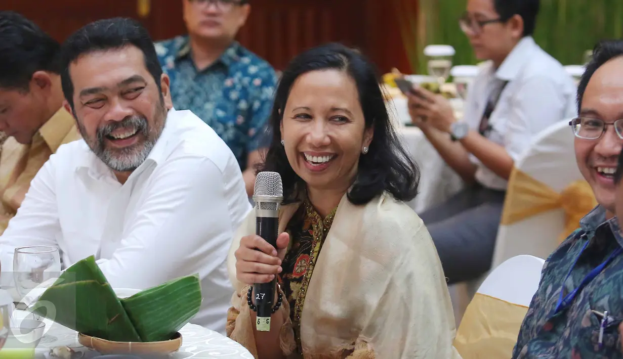 Menteri BUMN, Rini Soemarno ketika berbicara pada acara buka bersama sejumlah pemimpin redaksi media, di Plaza Mandiri, Jakarta, Rabu (22/6). Acara tersebut juga dihadiri sejumlah petinggi perusahaan pelat merah. (Liputan6.com/Angga Yuniar)