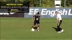 Neymar Jr pada sesi latihan mencoba mengolongi pelatih Brasil, namun gagal.