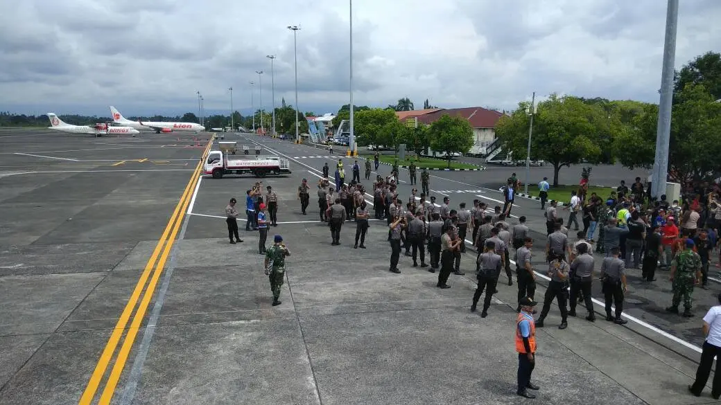 Polisi berjaga di Bandara Sam Ratulangi Manado 