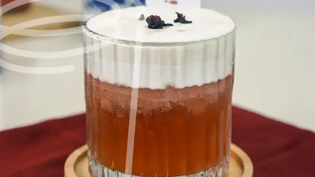 Resep yuzu rosella tea foam. (dok. Cookpad @richsindonesia)