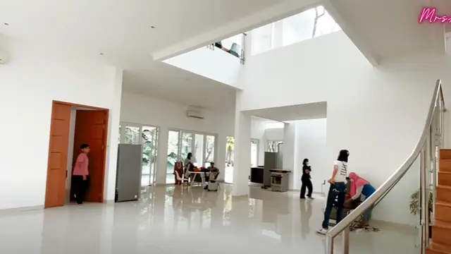 6 Potret Kantor Baru Luna Maya, Desain Ruangnya Bak di Drama Korea