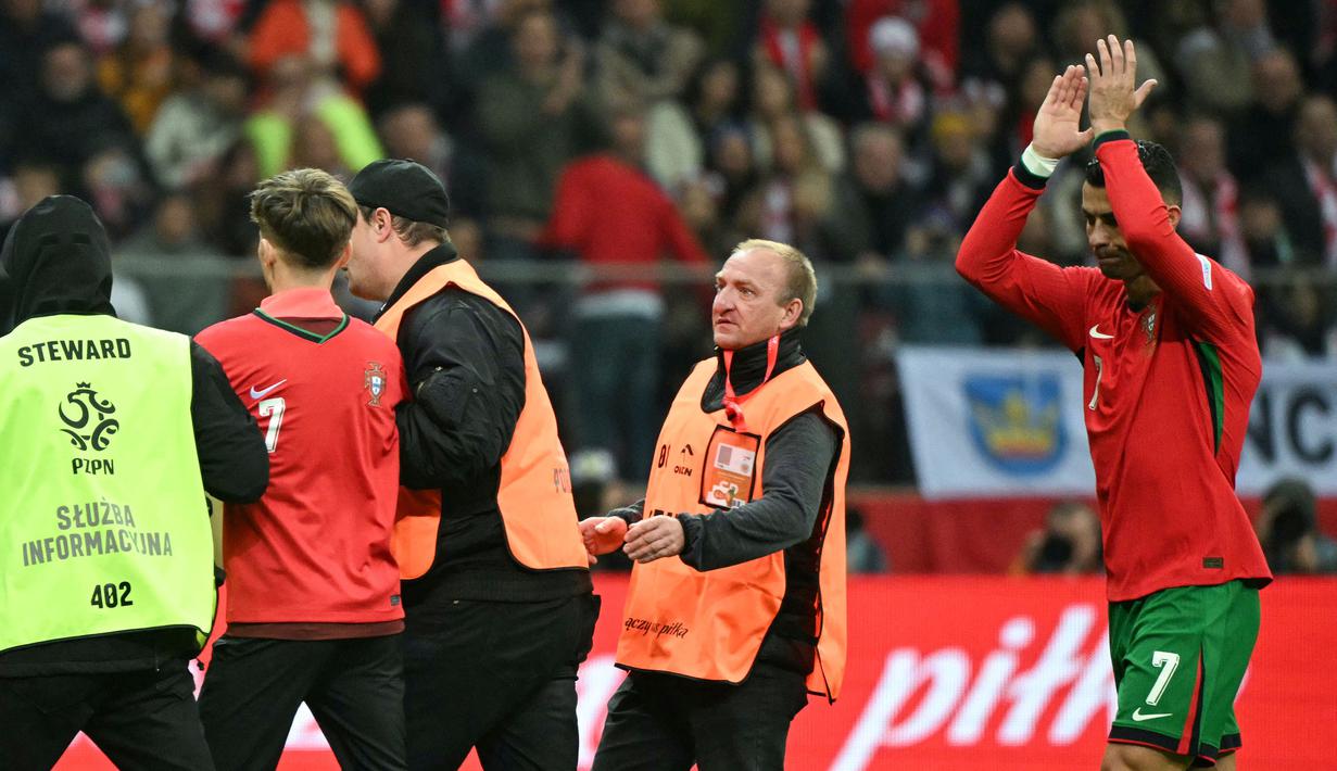 Pemain Portugal, Cristiano Ronaldo (kanan) berjalan ke luar lapangan pertandingan saat digantikan ketika laga lanjutan EUFA Nations League Polandia di National Stadium, Warsawa, Polandia, Minggu (13/10/2024) WIB. (AFP/Sergei Gapon)