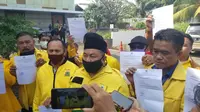 Sejumlah kader memprotes pagelaran Musda Partai Golkar di Tangerang. (Liputan6.com/Pramita Tristiawati)