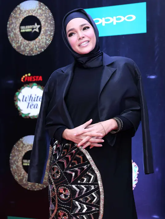 "Saya bukan orang kaya, tapi mensyukuri. Semuanya berkat Allah dan nggak harus berkoar-koar ke pemerintah kita," perempuan kelahiran Rio de Janeiro, Brasil 36 tahun silam.  (Nurwahyunan/Bintang.com)