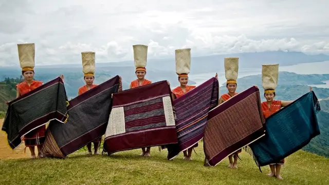 3 Desa Wisata Eksotis di Danau Toba untuk Berburu Produk Ekraf Favorit Keluarga