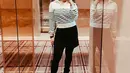 Tak heran kalau sekarang Nikita Willy akhirnya punya julukan baru dari netizen yaitu hot mama. Kali ini aktris sekaligus penyanyi itu tampak mengenakan baju motif stripe dengan rok mini dan legging berwarna hitam. (Liputan6.com/IG/@nikitawillyofficial94)