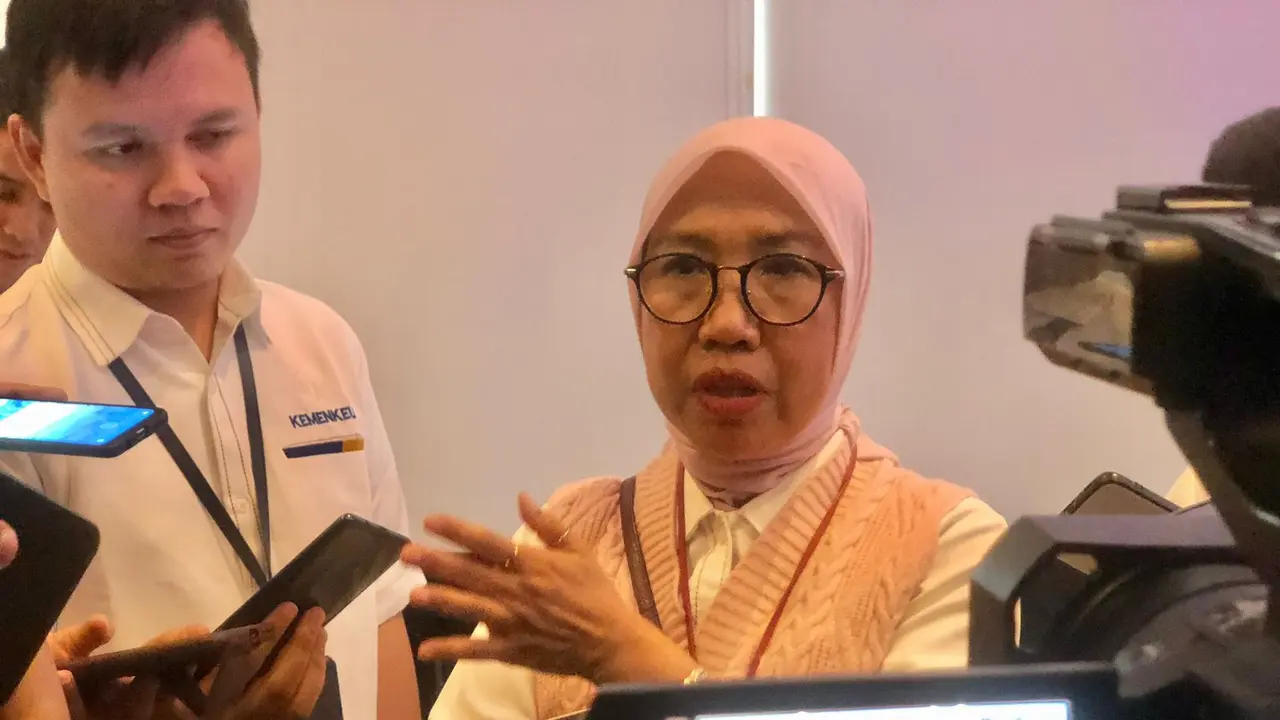 Direktur Penyuluhan, Pelayanan, dan Hubungan Masyarakat Direktorat Jenderal Pajak (DJP) Kementerian Keuangan Dwi Astuti, dalam media briefing Update Kebijakan Perpajakan Terkini, di Kantor DJP, Senin (8/1/2024). (Tira/Liputan6.com)