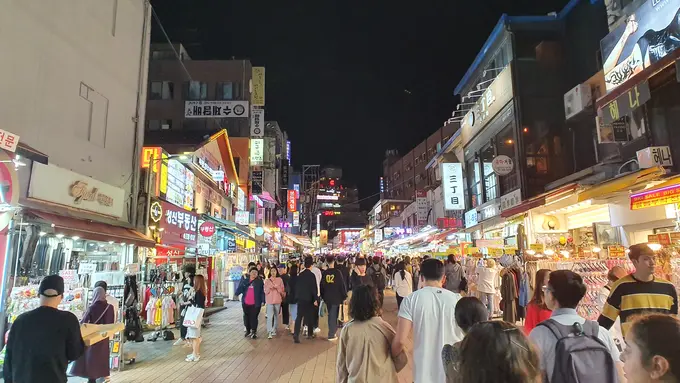 Menikmati Jajanan hingga Aneka Fashion Khas Korea Selatan di Hongdae