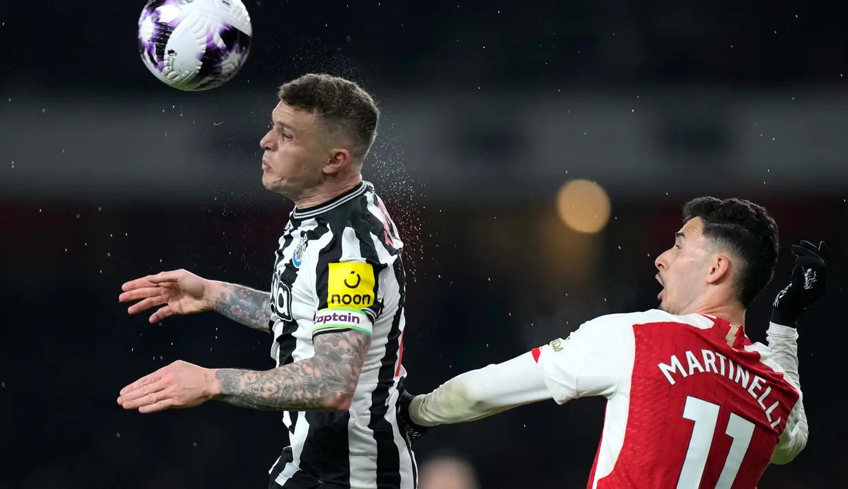 Gol bunuh diri pemain Newcastle United, Sven Botman pada menit ke-18 menjadi awal kemenangan Arsenal. (AP Photo/Alastair Grant)