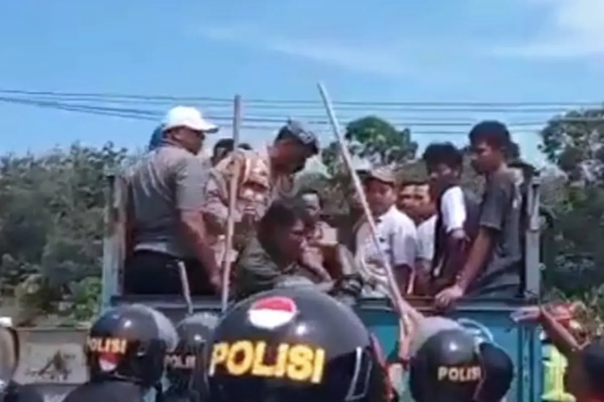 Potongan video soerang warga dibanting polisi dari truk yang merupakan buruh pabrik kelapa sawit.