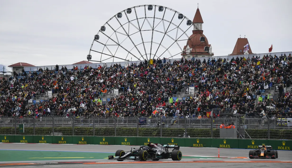 Taktik Hamilton yang membantunya menang, padahal ia hanya start dari posisi keempat. Namun, keputusannya mengganti ban kering ke ban medium berbuah manis. (AFP/Alexander Nemenov)