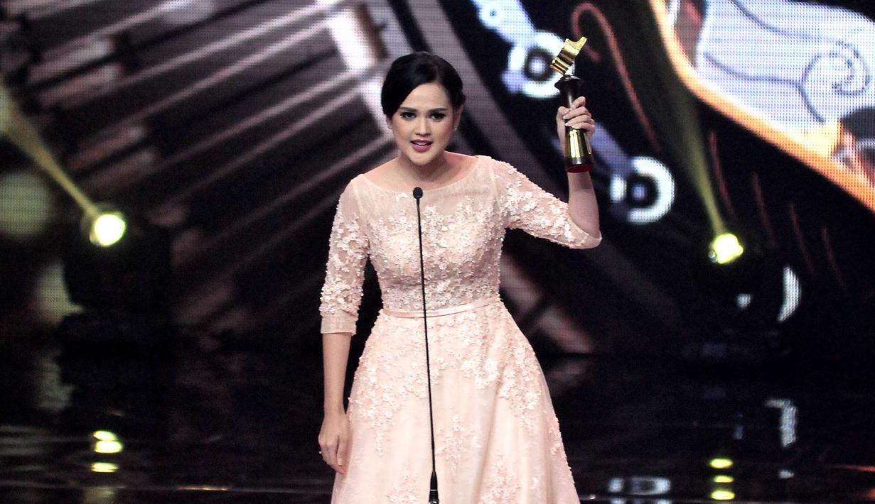 Aktris Cut Meyriska menerima penghargaan Pemeran Wanita Terpuji Serial dalam ajang Festival Film Bandung 2017 di studio 6 Emtek, Jakarta (22/10). (Liputan6.com/Helmi Afandi)