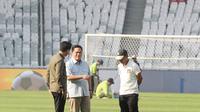 Ketua Umum PSSI, Erick Thohir (tengah) ditemani Sekjen Yunus Nusi berbincang dengan Direktur Utama PPKGBK, Rakhmadi Afif Kusumo saat meninjau kisiapan Stadion Utama Gelora Bung Karno (SUGBK), Senayan, Jakarta, Rabu (05/06/2024) menjelang laga Grup F Kualifikasi Piala Dunia 2026. (Bola.com/M Iqbal Ichsan)