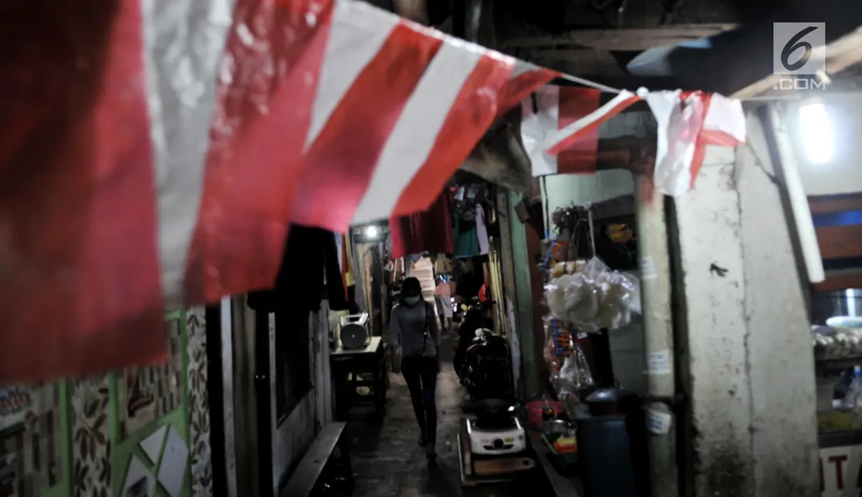 Warga berjalan di Gang Venus, Kelurahan Jembatan Besi, Kecamatan Tambora, Jakarta, Kamis (5/9/2019). Warga Gang Venus harus menggunakan listrik selama 24 jam penuh akibat minimnya cahaya matahari yang masuk ke kawasan mereka. (merdeka.com/Iqbal Nugroho)
