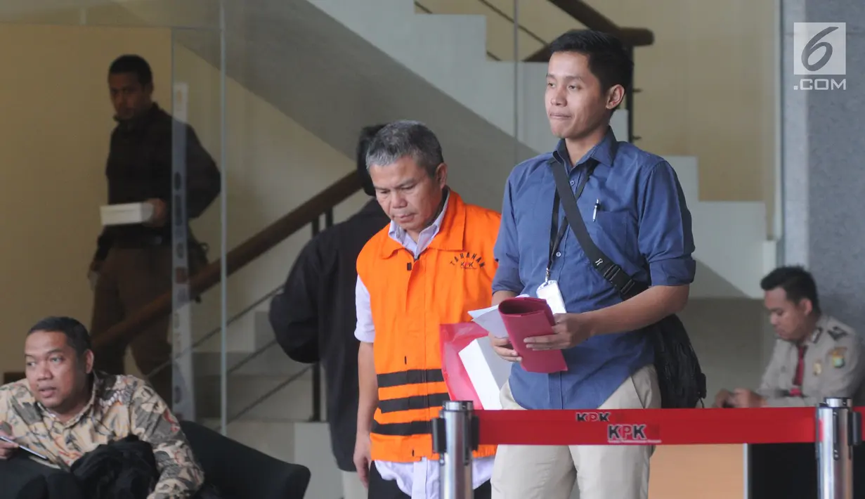 Supervisor KPP Pajak Pratama Ambon Sulimin Ratmin usai menjalani pemeriksaan di Gedung KPK, Jakarta, Rabu (19/12). Sulimin diperiksa sebagai tersangka terkait dugaan menerima suap upaya pengurangan pajak yang harus dibayar. (Merdeka.com/Dwi Narwoko)