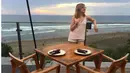 <p>"Makan malam sambil nikmatin sunset view di restoran indah ini yang terletak di pinggir pantai area Seminyak. Oh my gosh!!! Perfect food, perfect view, perfect love n fun" tulis Caca dalam keterangan fotonya. (Instagram/@marshanda99)</p>