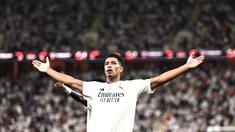 Pemain Real Madrid, Jude Bellingham, melakukan selebrasi setelah mencetak gol ke gawang Real Mallorca dalam laga semifinal Piala Super Spanyol 2025 yang digelar di King Abdullah Sports City, Jeddah, Jumat (10/1/2025) dini hari WIB. (AFP/fadel Senna)