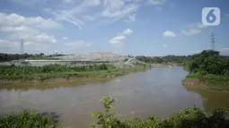 Pemandangan sampah yang longsor di TPA Cipeucang, Serpong, Tangerang Selatan, Banten, Sebtu (23/5/2020). Turap penahan sampah TPA Cipeucang longsor pada 22 Mei 2020 dan hampir menutupi aliran Sungai Cisadane yang berada di sebelahnya. (merdeka.com/Dwi Narwoko