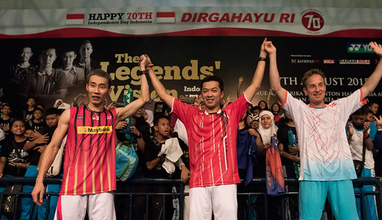 Pebulutangkis legendaris dunia Lee Chong Wei, Taufik Hidayat (tengah) dan Peter Gade (kanan) mengangkat tangan usai laga Yonex Legends Vision di GOR Asia Afrika, Jakarta, Senin (17/8/2015). (Bola.com/Vitalis Yogi Trisna)