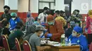 Warga mengantre untuk mendapatkan vaksin Covid-19 di Gelanggang Olahraga (GOR) Ciracas, Jakarta Timur, Kamis (24/6/2021). GOR Ciracas resmi ditunjuk menjadi sentra vaksinasi Covid-19 untuk kelompok usia 18-50 tahun di wilayah Jakarta Timur. (Liputan6.com/Herman Zakharia)