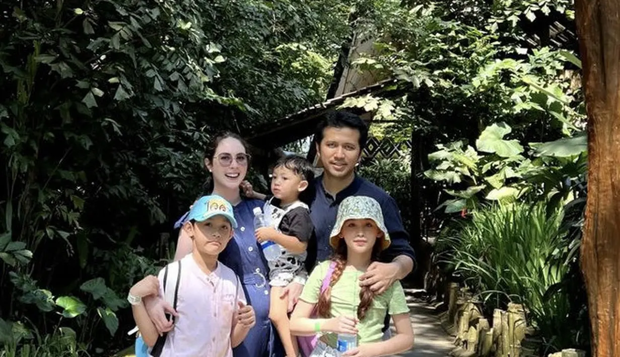 Ketika berlibur bersama, Keisha mengenakan baju hijau dengan bawahan denimnya. Sedangkan Arumi mengenakan jumpsuit navy.  [Instagram/@arumibachsin_94]