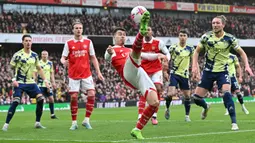 Pemain Arsenal, Gabriel Martinelli mengontrol bola pada laga pekan ke-29 Liga Inggris 2022/2023 melawan Leeds United di Emirates Stadium, London, Minggu (02/04/2023) dini hari WIB. The Gunners menang dengan skor 4-1. (AFP/Glyn Kirk)