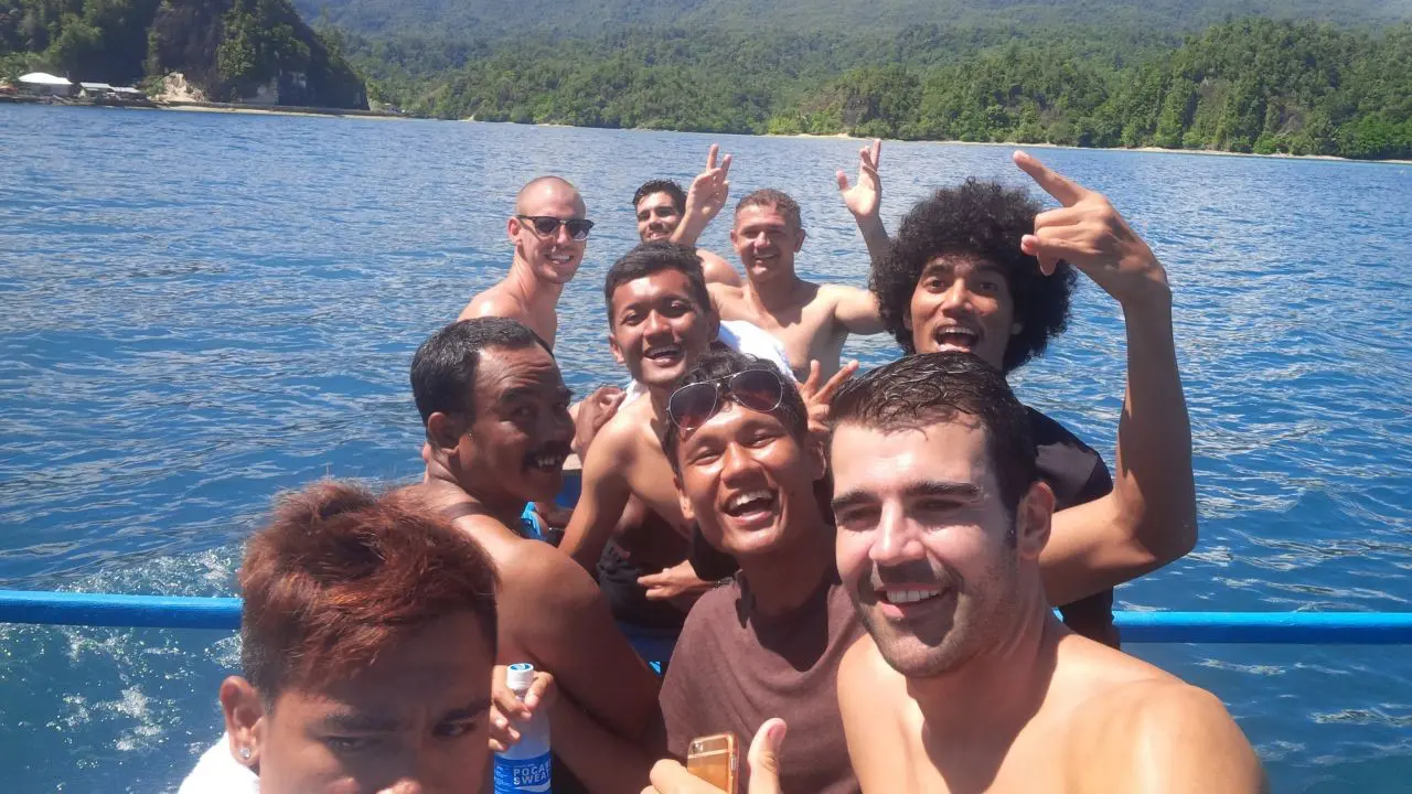 Para pemain Madura United tampak menikmati suasana pantai di Kepulauan Yapen. (Bola.com/Istimewa/Fahrizal Arnas) 