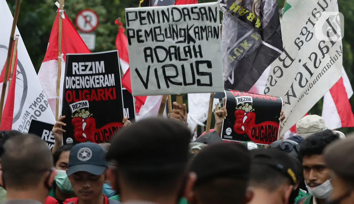 Sejumlah mahasiswa yang tergabung dalam Front Millenial Jabodetabek melakukan aksi unjuk rasa di Jalan Kuningan Persada sekitar Gedung KPK, Jakarta, Kamis (9/12/2021). Aksi mereka untuk memperingati Hakordia 2021 dengan menyuarakan keprihatinan atas lemahnya KPK. (Liputan6.com/Helmi Fithriansyah)