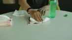 Minuman bersoda punya kegunaan lain selain menghilangkan dahaga, siapa sangka minuman ini bisa berfungsi sebagai cairan pembersih pada cermin atau kaca.