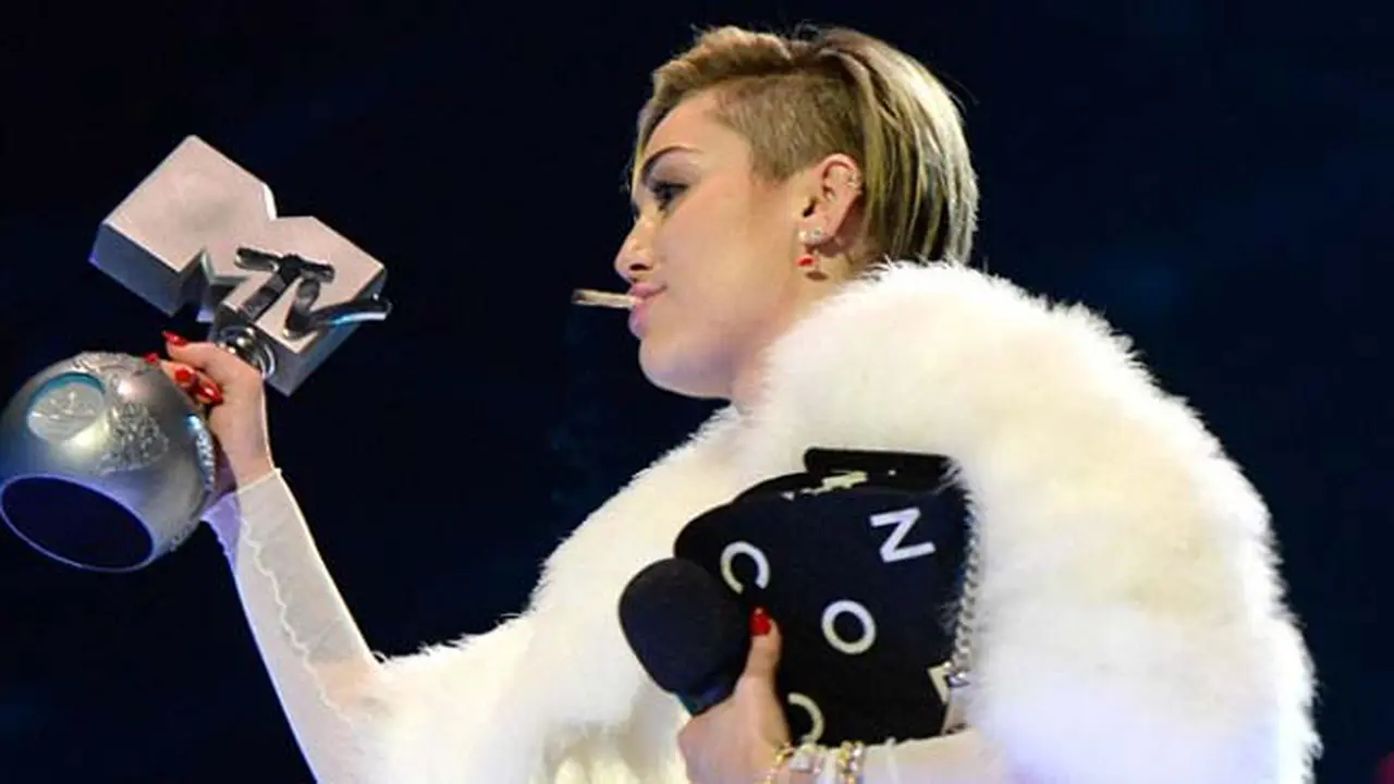 miley-cirus-rokok-131111b.jpg