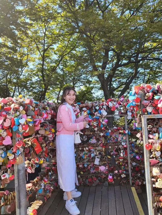 Ayu Ting Ting dan keluarganya juga tampak ke KBRI. Momen perempuan seorang anak itu mengunjungi Namsan Tower, gedung tinggi di Seoul.  Ia berharap segera mendapatkan jodoh. "semoga cepet dapet jodoh amin" tulis Ayu Ting Ting. [Instagram/ayutingting92]