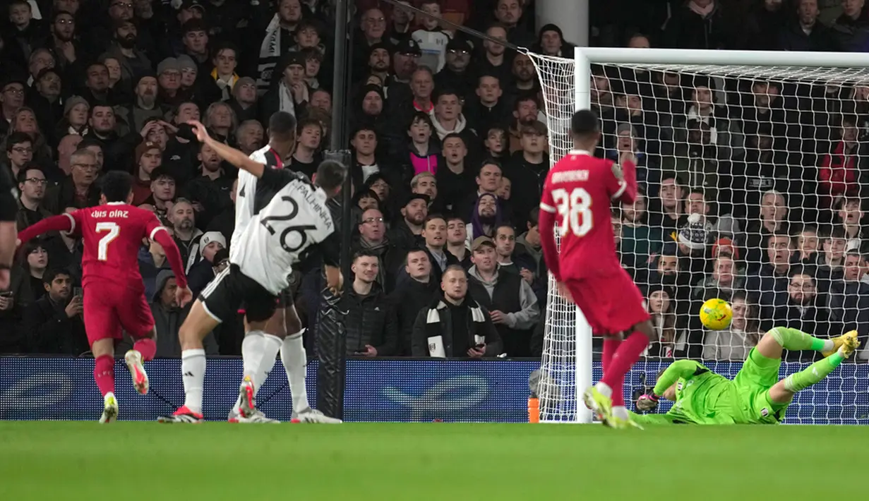 Meski begitu, Liverpool lolos ke final karena menang agregat 3-2. Pada leg pertama, Liverpool menang atas Fulham dengan skor 2-1 di Anfield. (AP Photo/Kin Cheung)