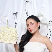 Momen pertambahan usia Rachel Vennya yang ke-29 ini juga diabadikan dalam sebuah pemotretan penuh makna. [@rachelvennya].
