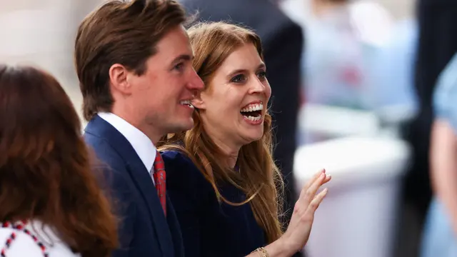 Putri Beatrice dan suaminya, Edoardo Mapelli Mozzi  pada 2022. (HANNAH MCKAY / POOL / AFP)